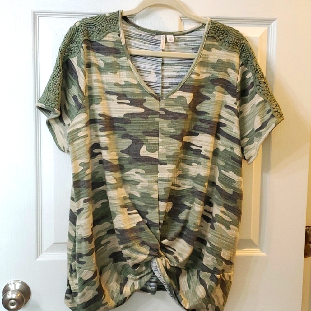 Cato Woman's Plus Camo Top 18/20